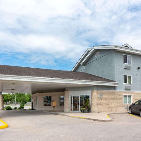 Super 8 By Wyndham Winnipeg West Bagian luar foto