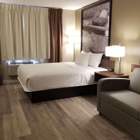 Super 8 By Wyndham Winnipeg West Bagian luar foto