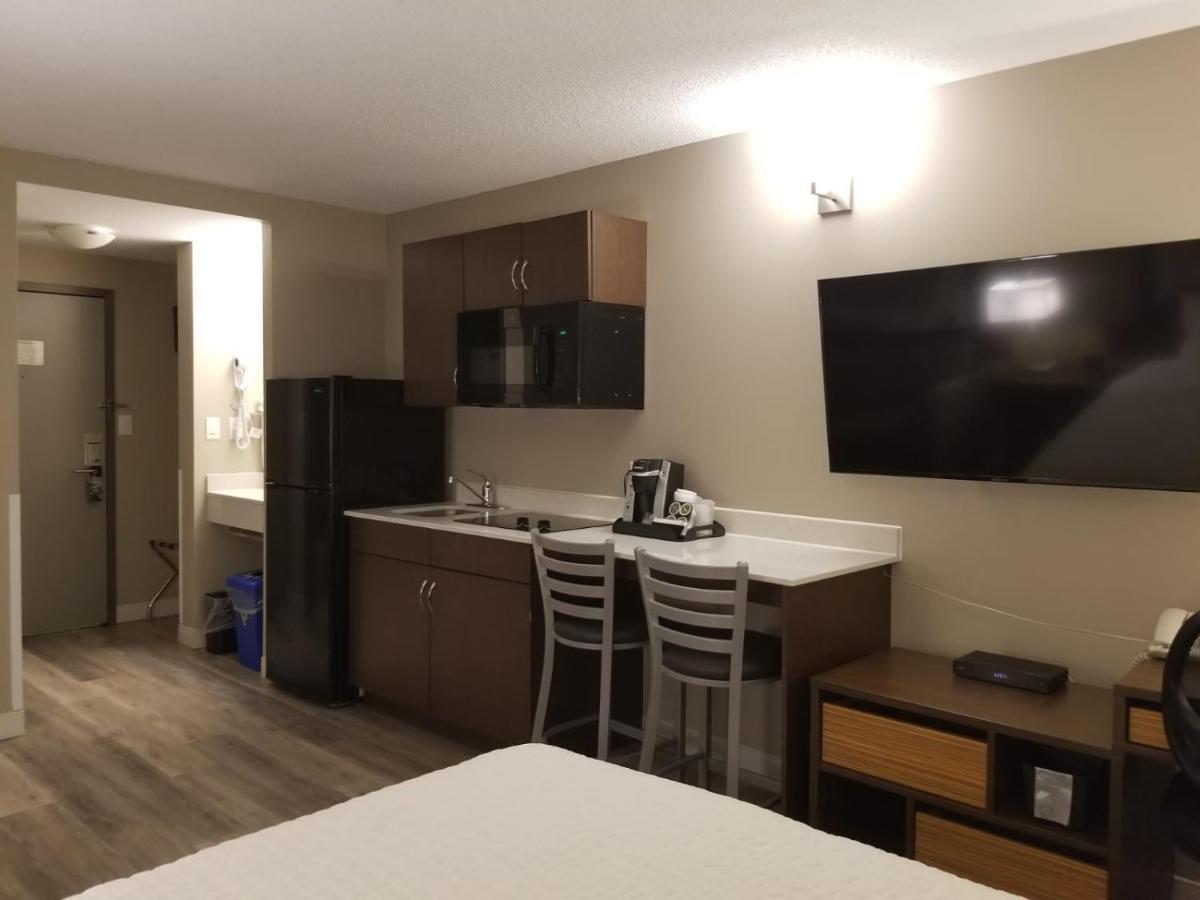Super 8 By Wyndham Winnipeg West Bagian luar foto