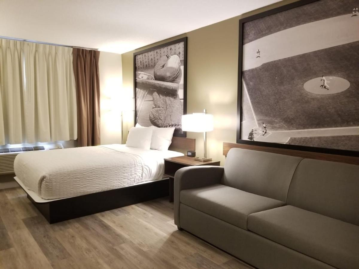 Super 8 By Wyndham Winnipeg West Bagian luar foto