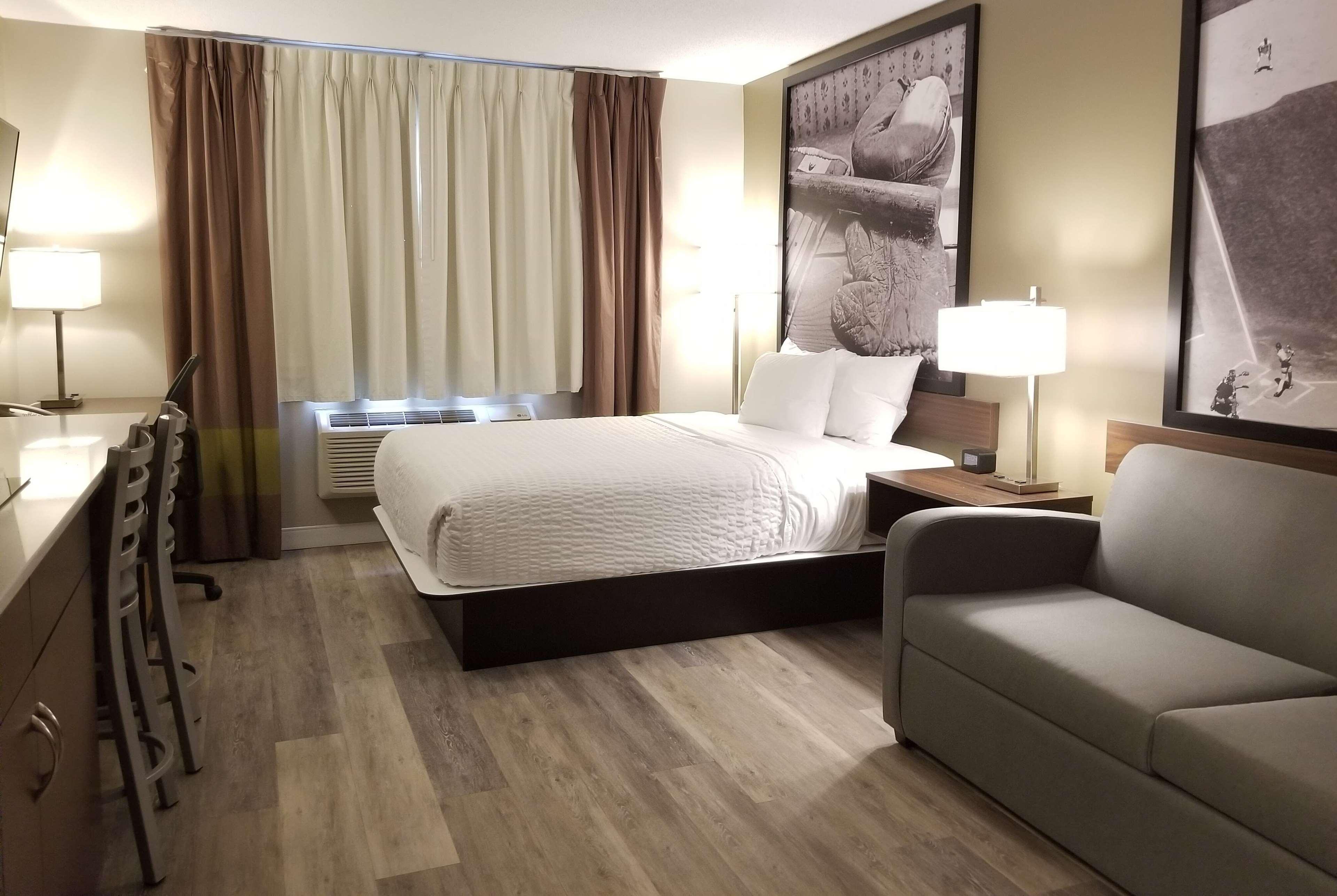 Super 8 By Wyndham Winnipeg West Bagian luar foto