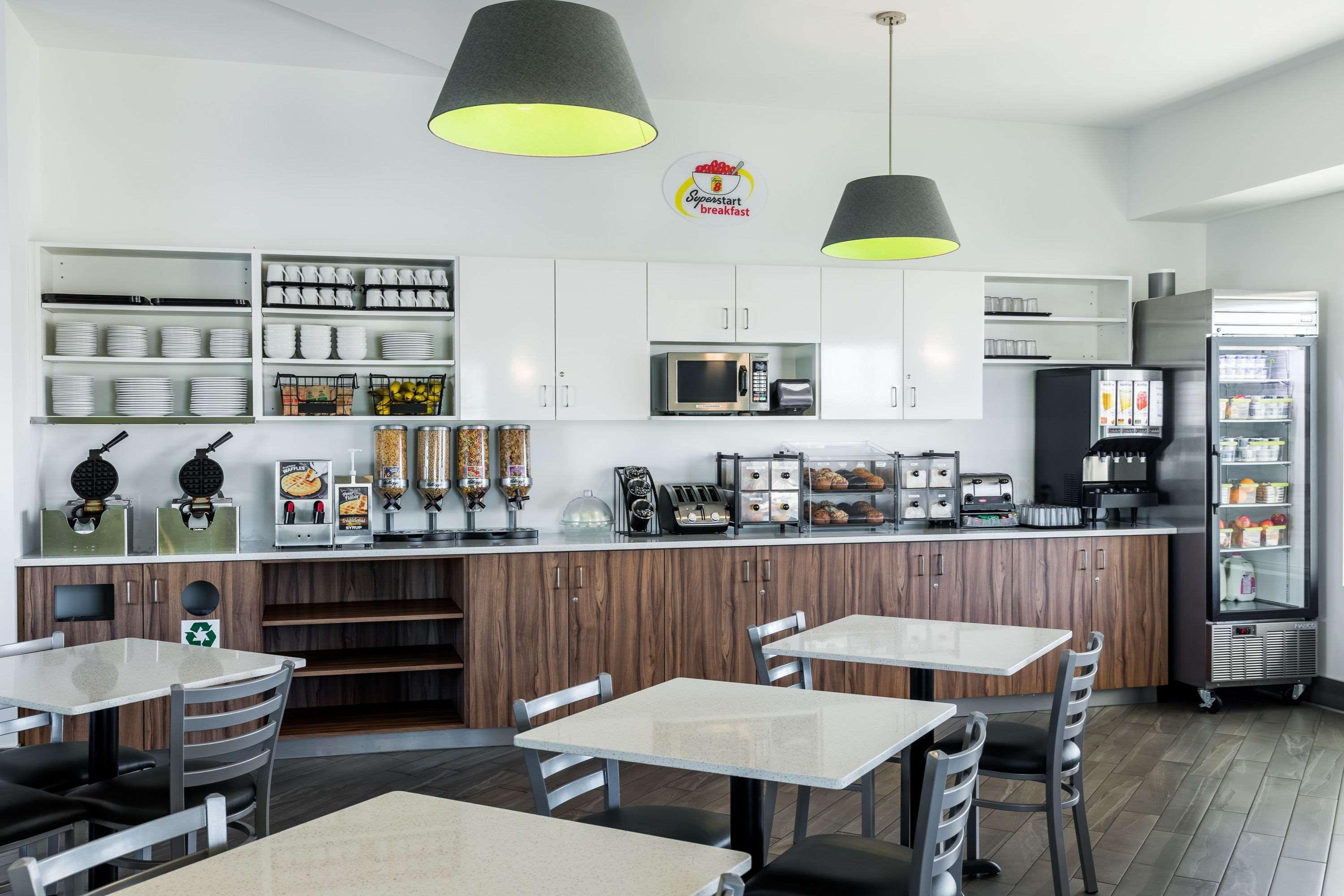 Super 8 By Wyndham Winnipeg West Bagian luar foto