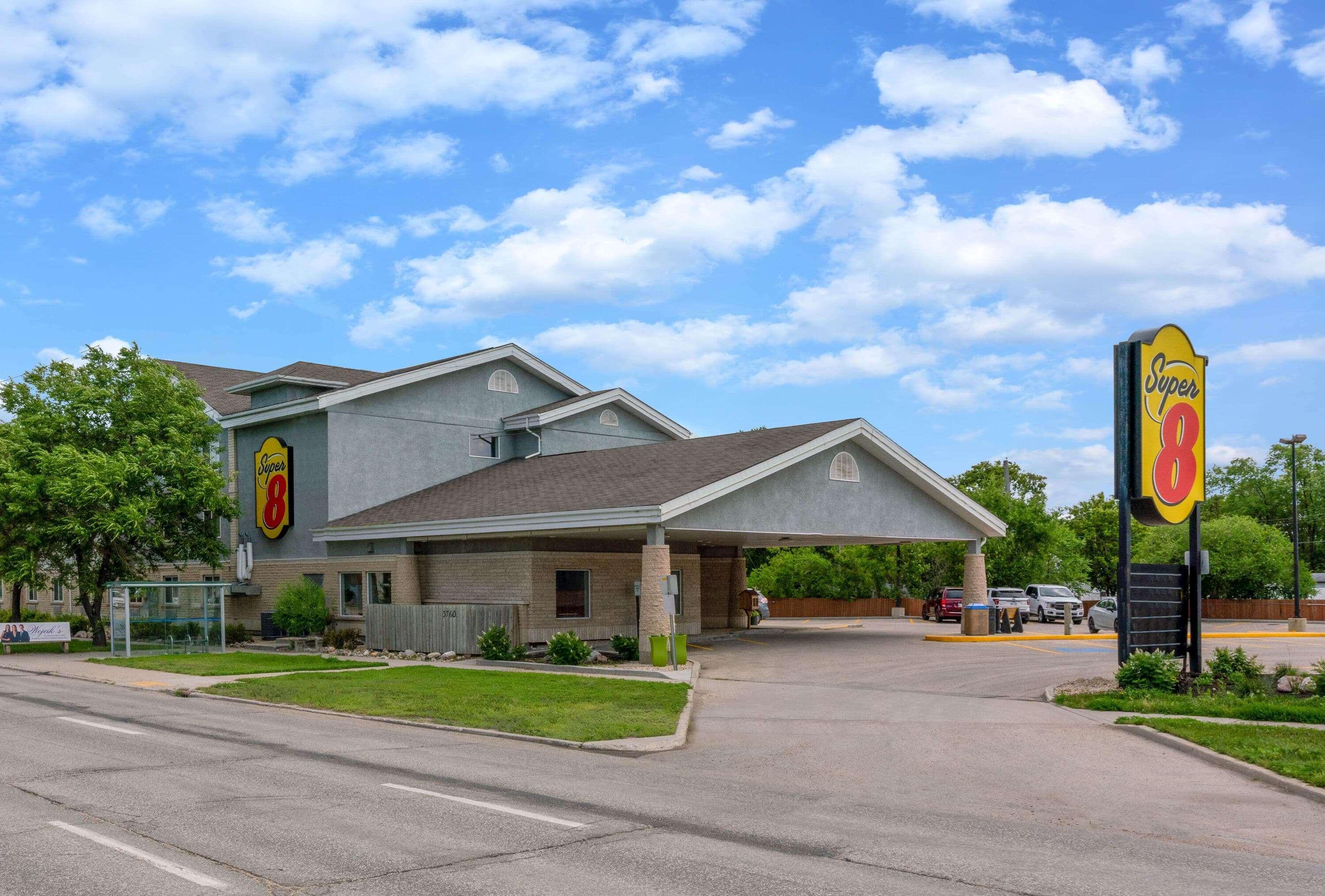 Super 8 By Wyndham Winnipeg West Bagian luar foto