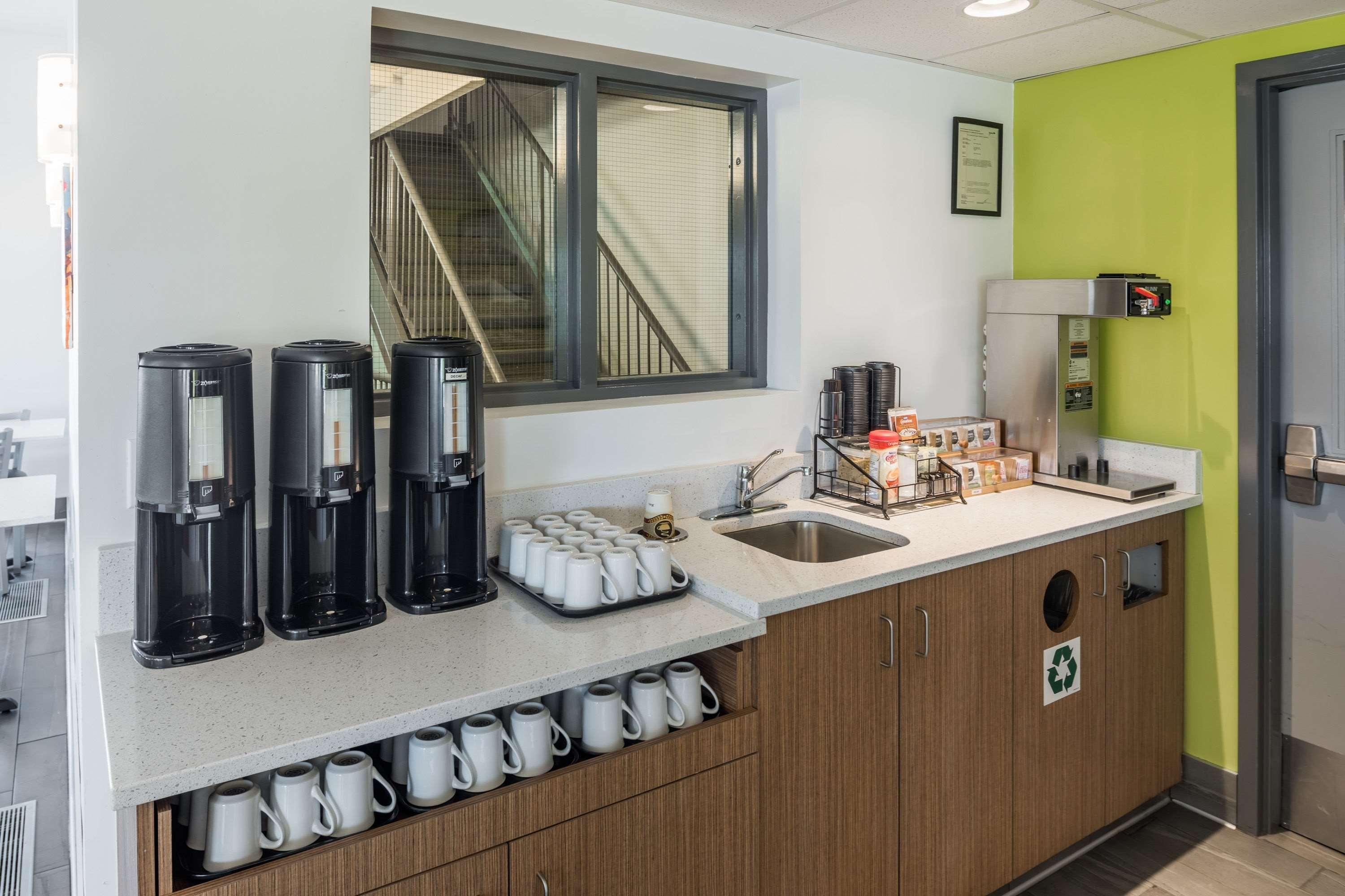 Super 8 By Wyndham Winnipeg West Bagian luar foto