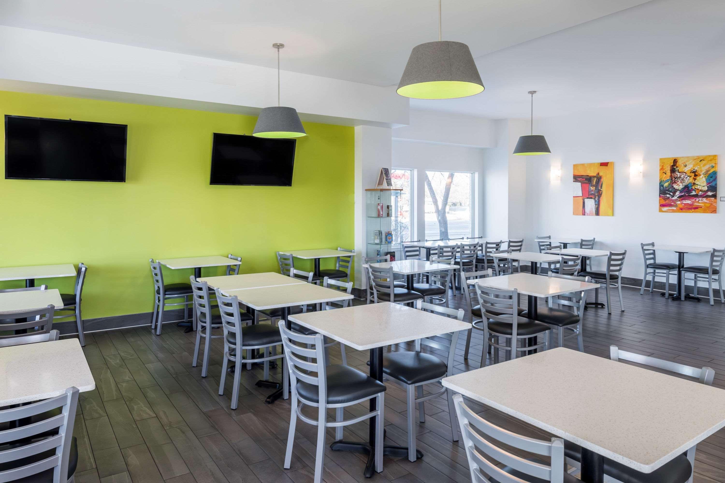 Super 8 By Wyndham Winnipeg West Bagian luar foto