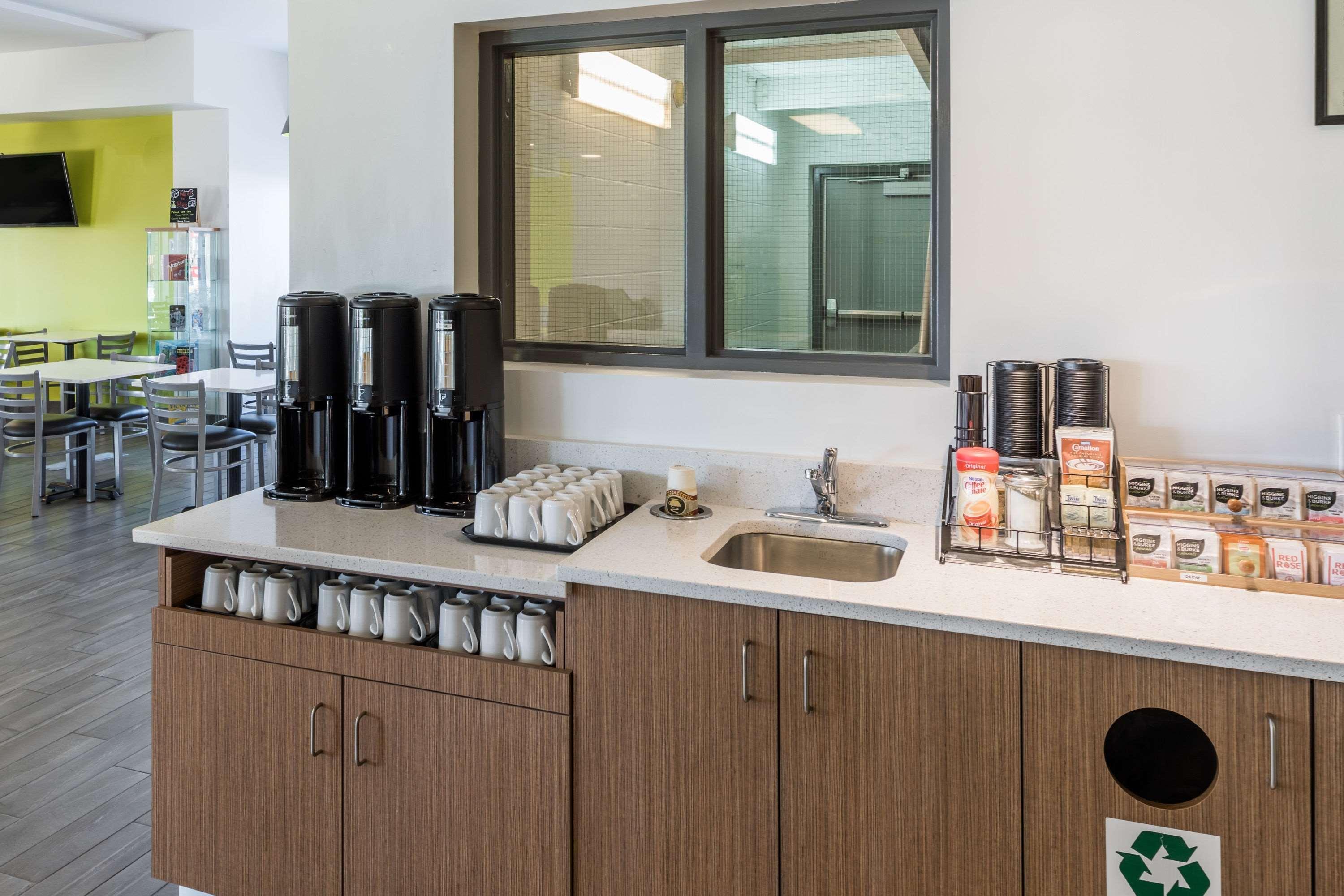 Super 8 By Wyndham Winnipeg West Bagian luar foto
