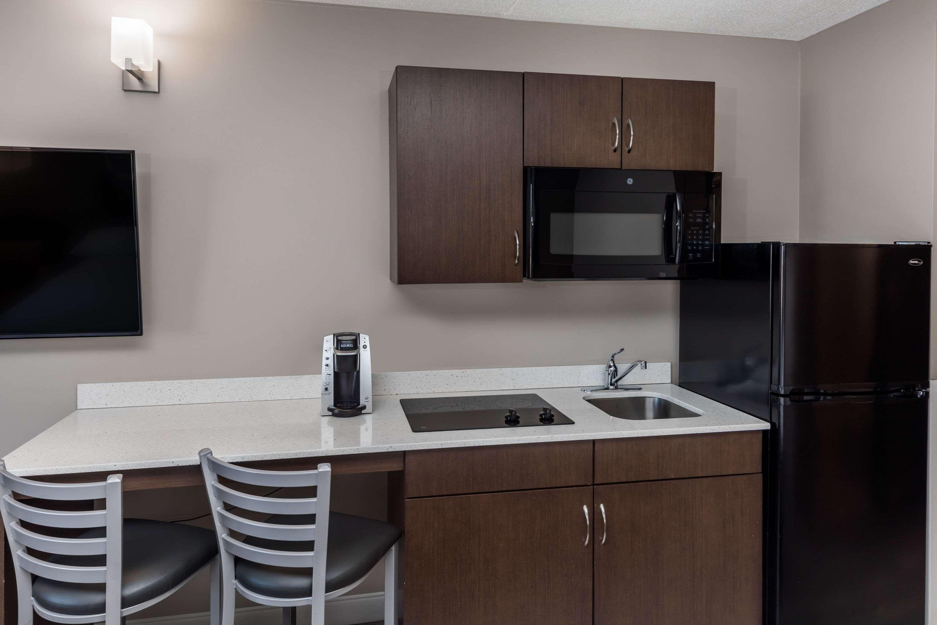 Super 8 By Wyndham Winnipeg West Bagian luar foto