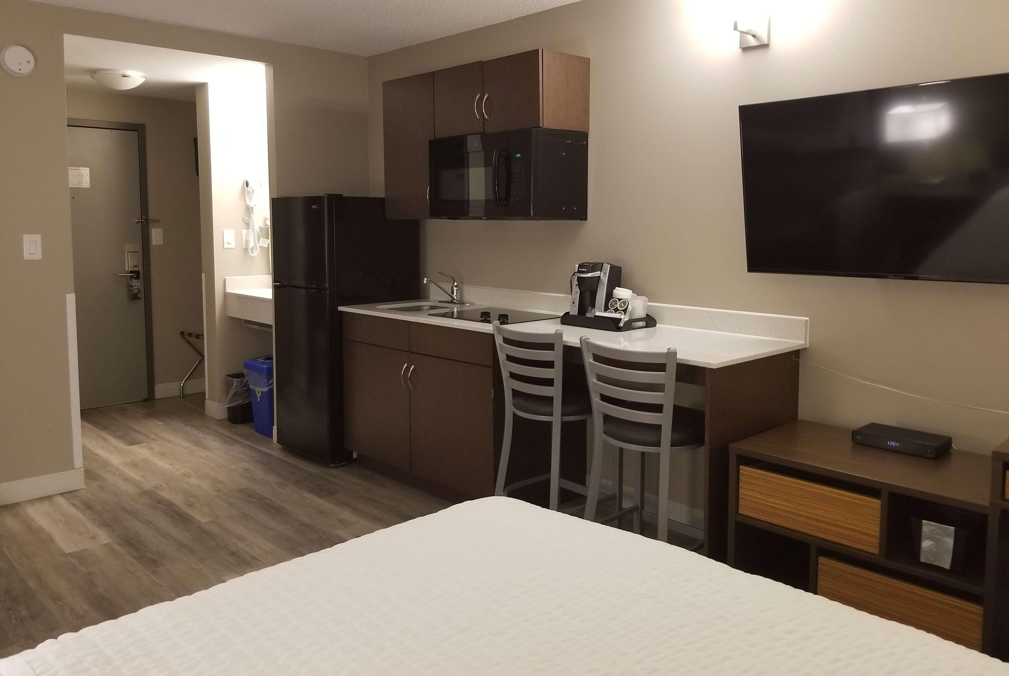 Super 8 By Wyndham Winnipeg West Bagian luar foto