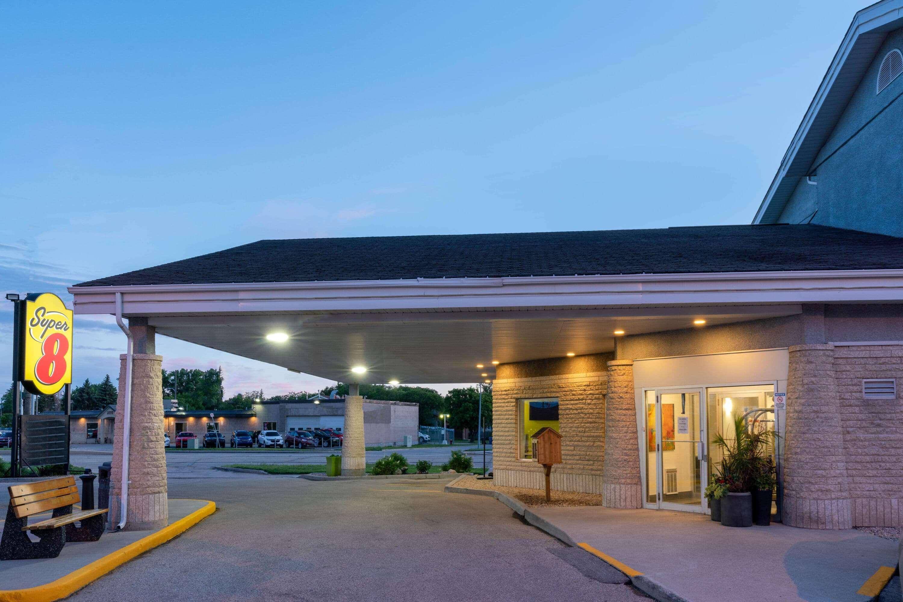 Super 8 By Wyndham Winnipeg West Bagian luar foto