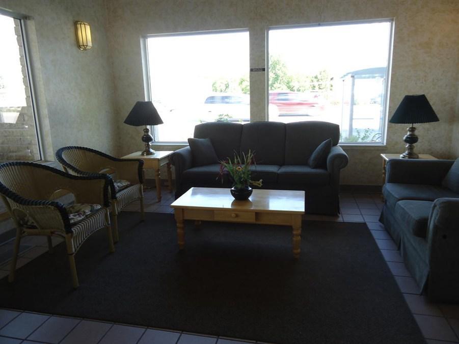 Super 8 By Wyndham Winnipeg West Bagian luar foto