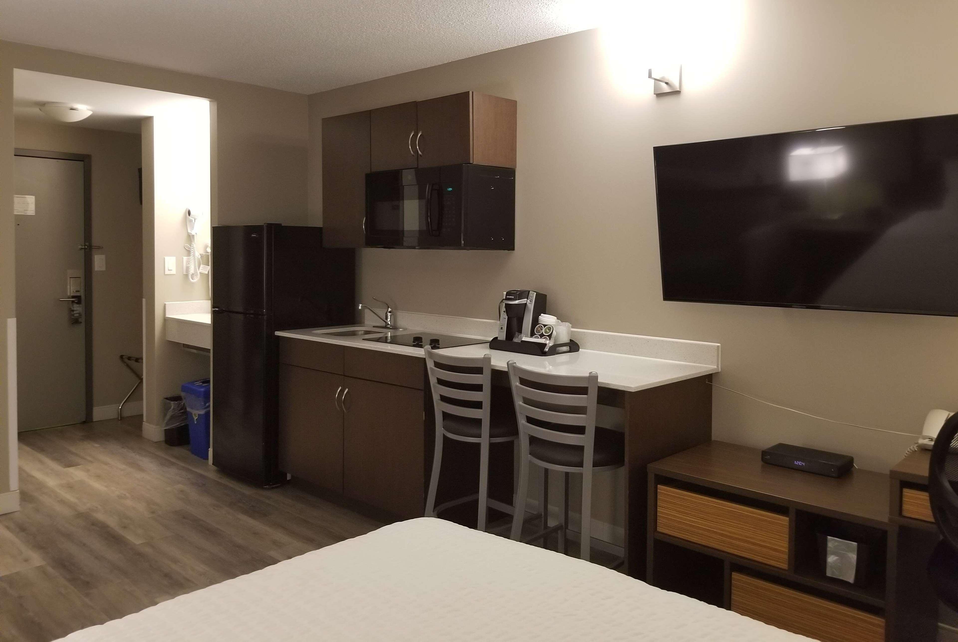 Super 8 By Wyndham Winnipeg West Bagian luar foto