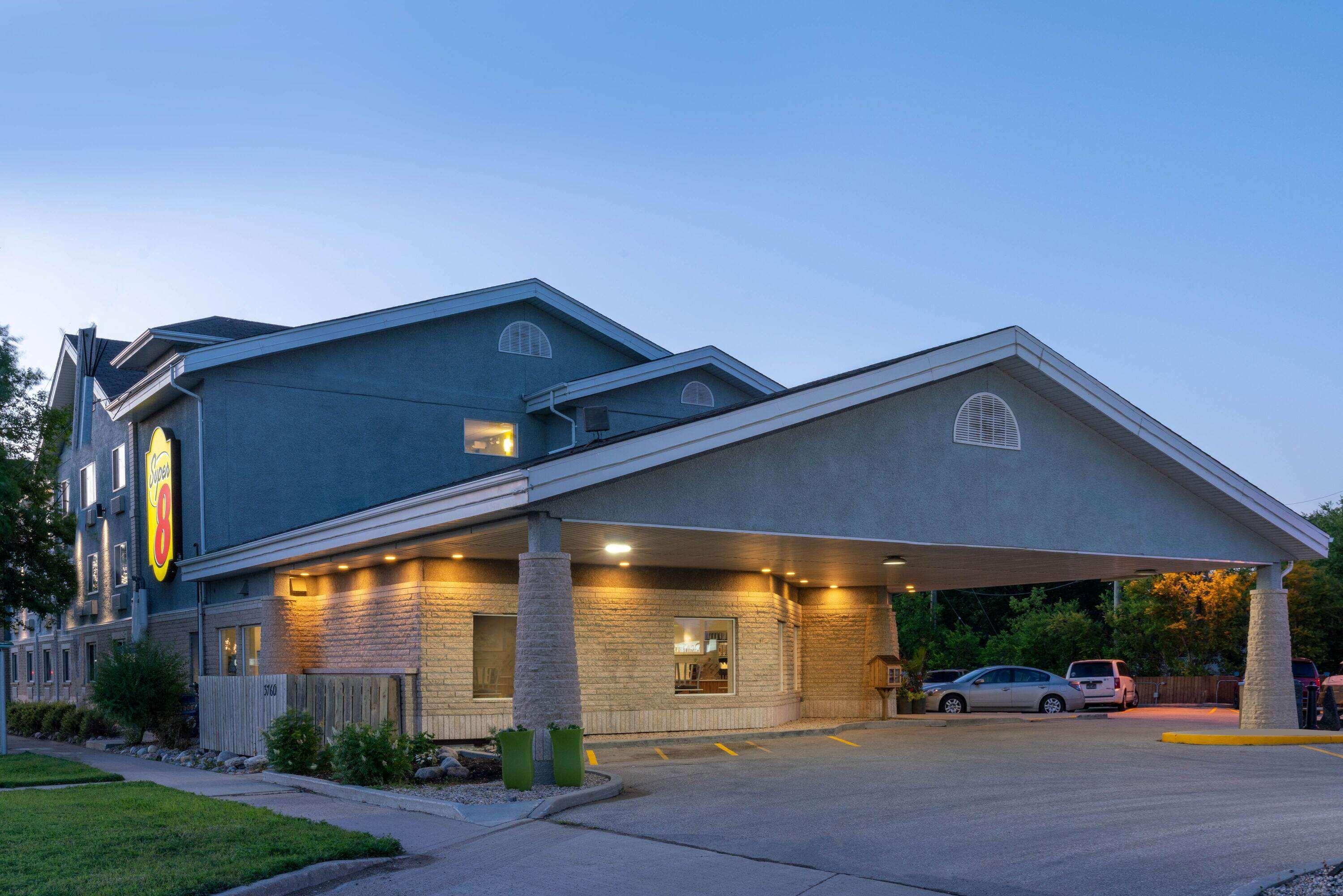 Super 8 By Wyndham Winnipeg West Bagian luar foto