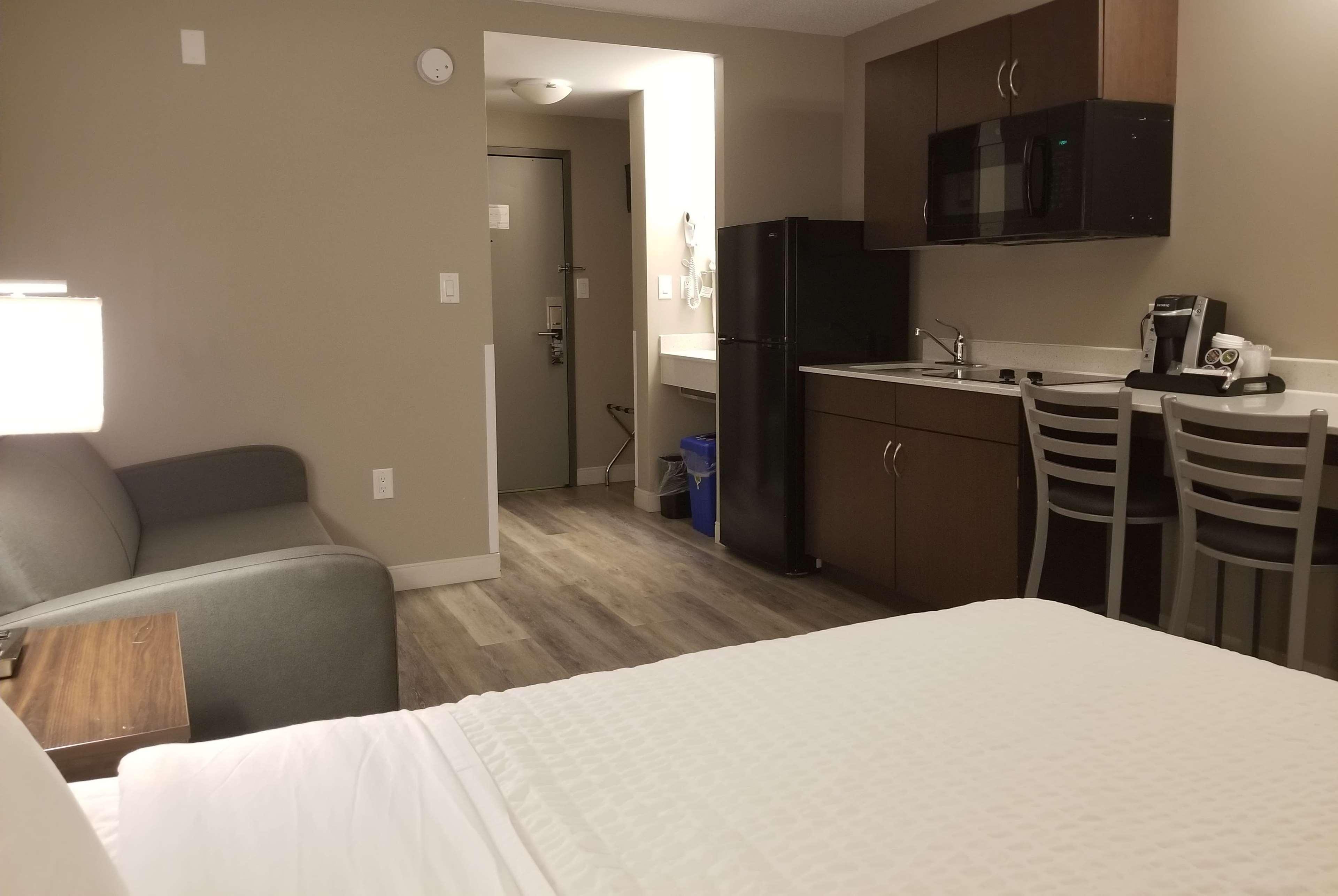 Super 8 By Wyndham Winnipeg West Bagian luar foto