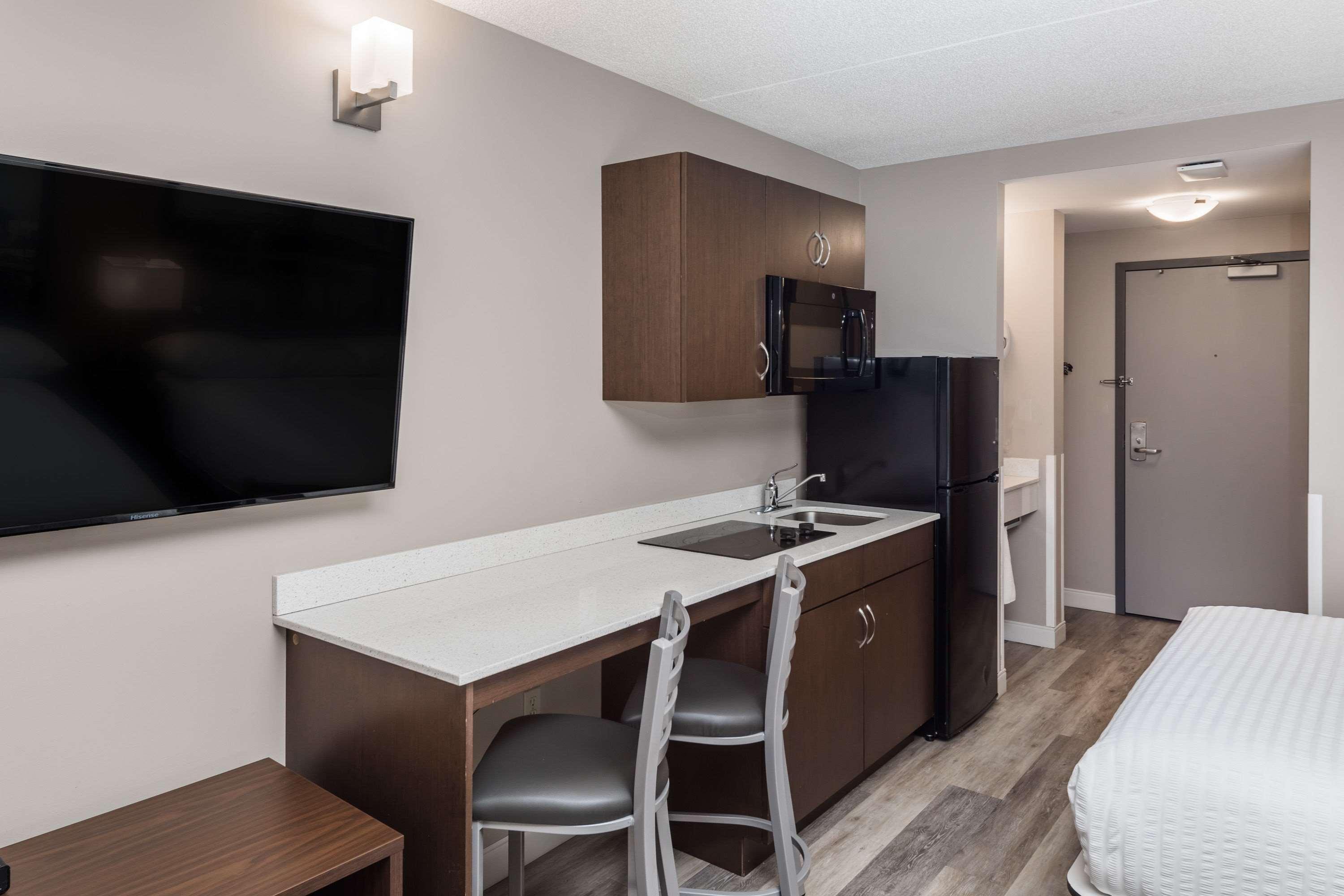 Super 8 By Wyndham Winnipeg West Bagian luar foto