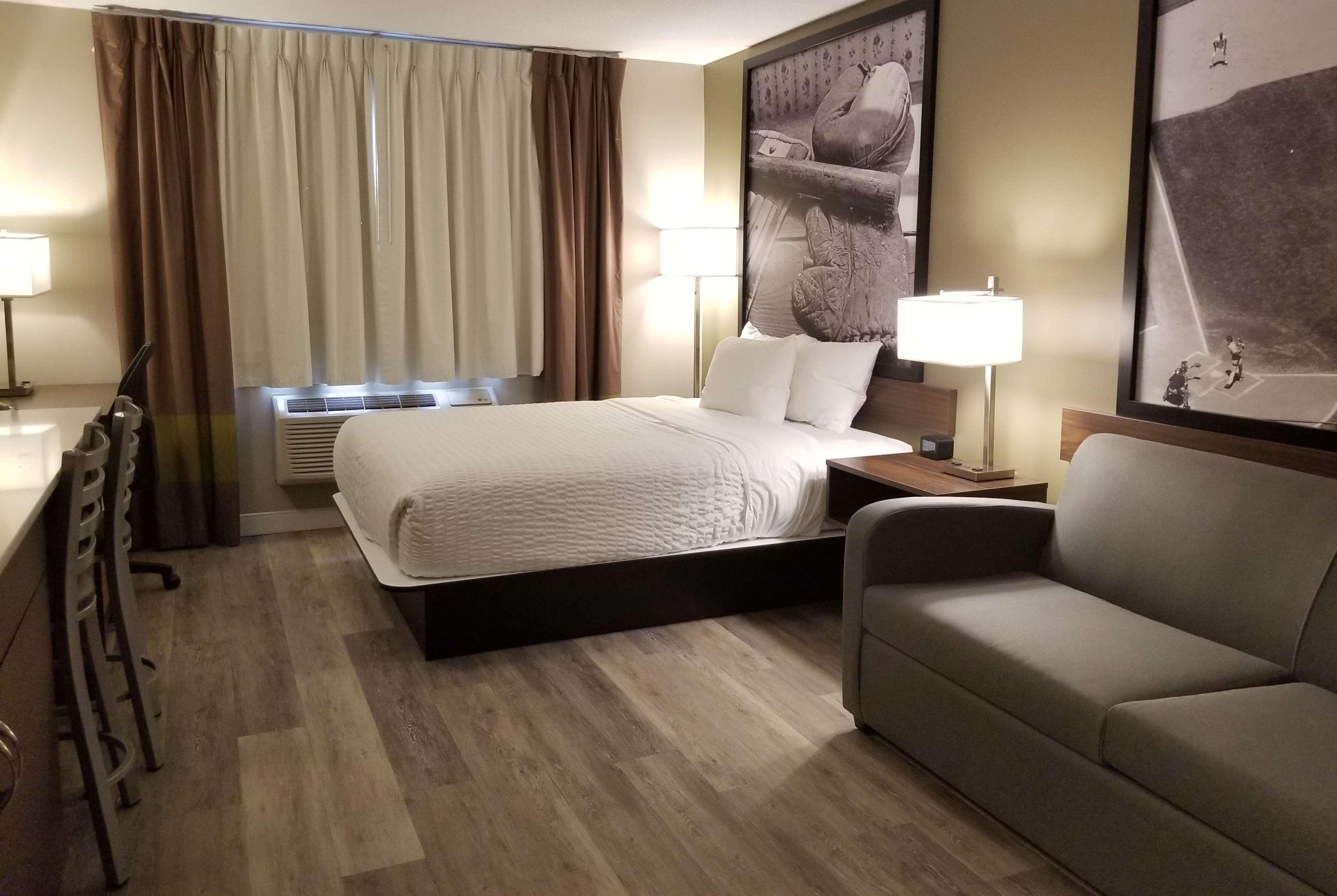 Super 8 By Wyndham Winnipeg West Bagian luar foto