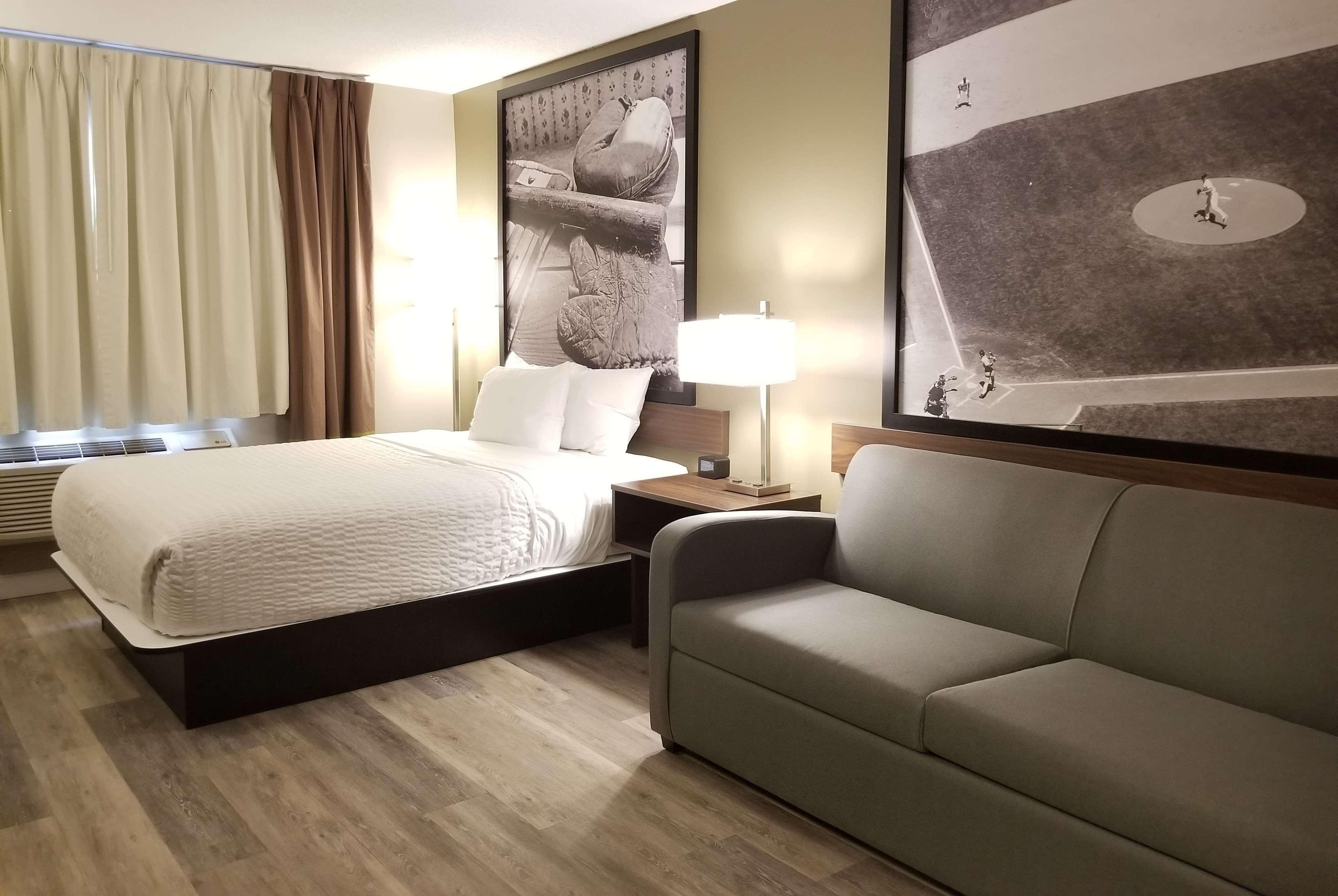 Super 8 By Wyndham Winnipeg West Bagian luar foto