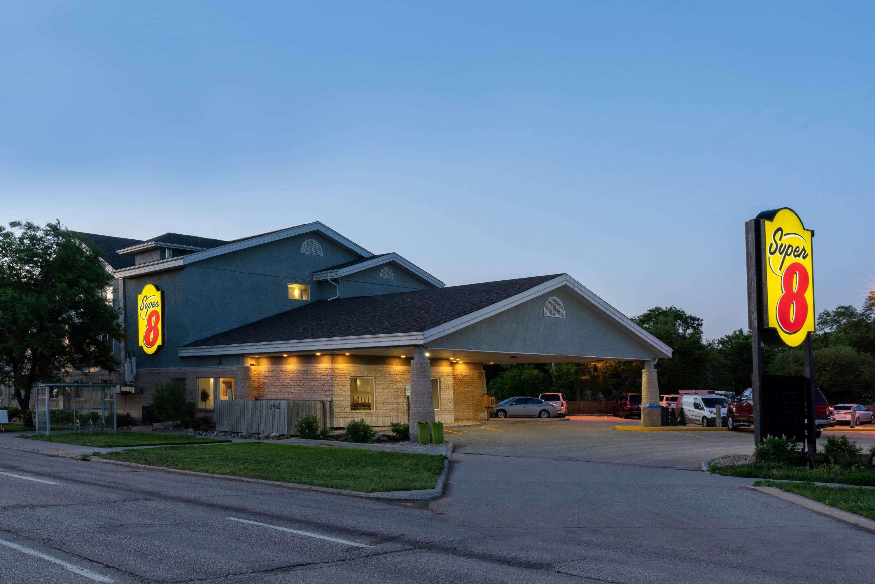 Super 8 By Wyndham Winnipeg West Bagian luar foto