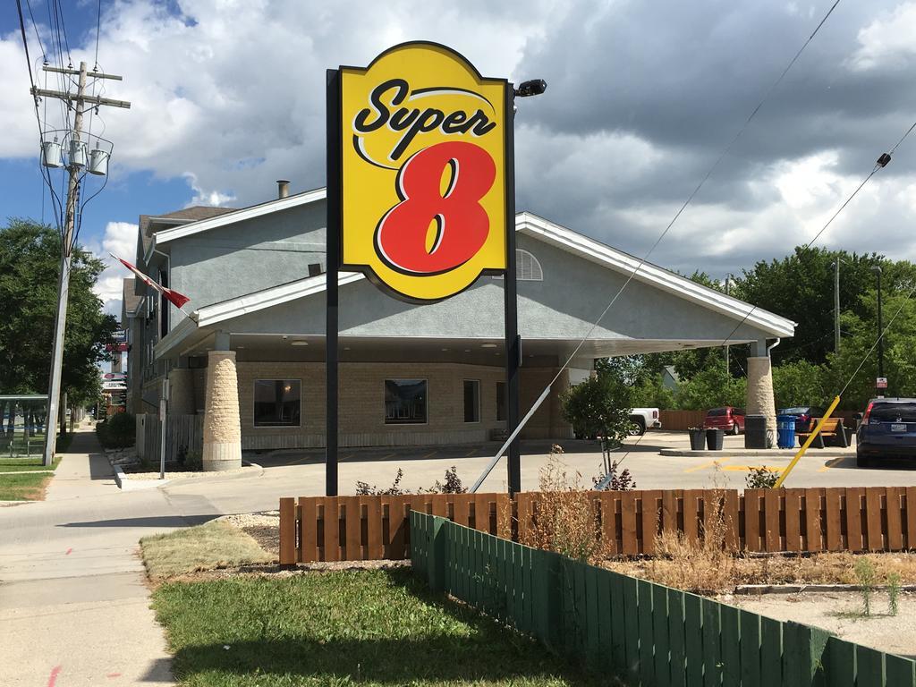 Super 8 By Wyndham Winnipeg West Bagian luar foto