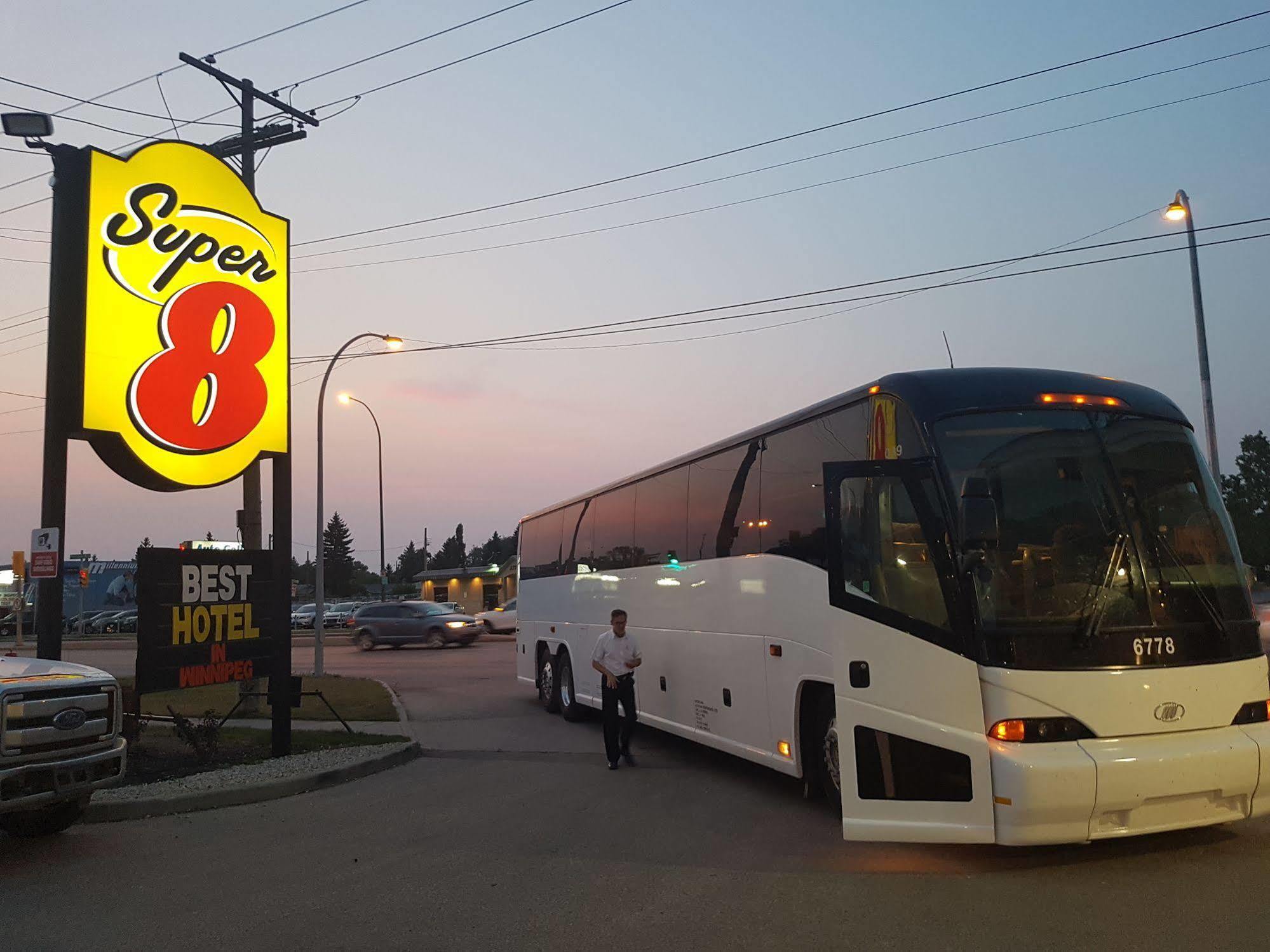 Super 8 By Wyndham Winnipeg West Bagian luar foto