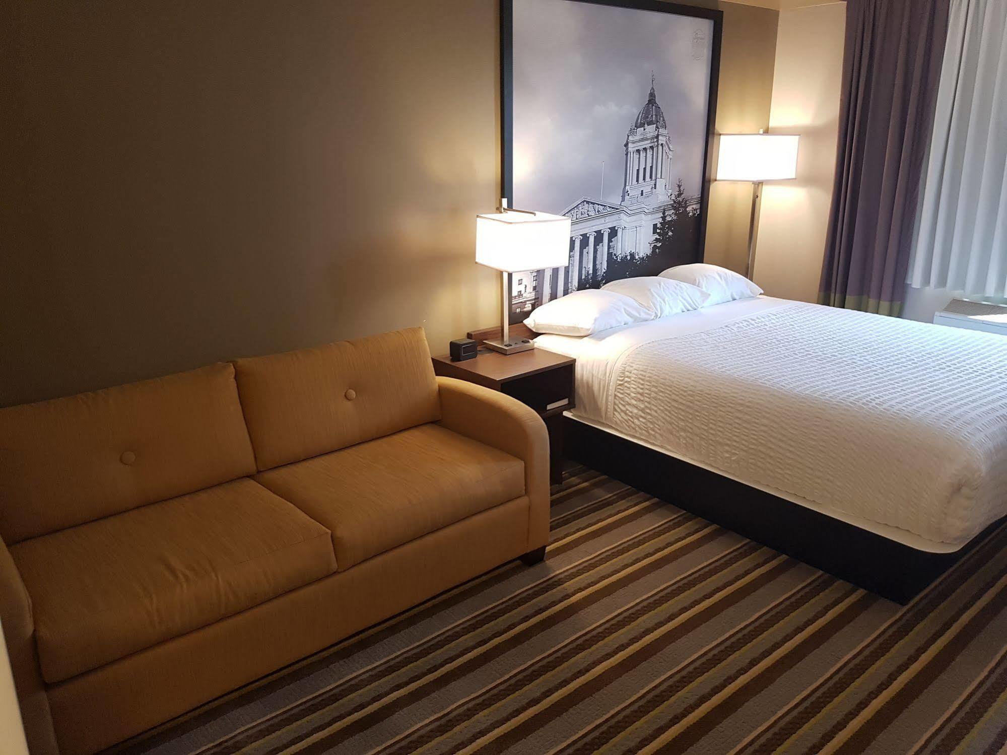 Super 8 By Wyndham Winnipeg West Bagian luar foto