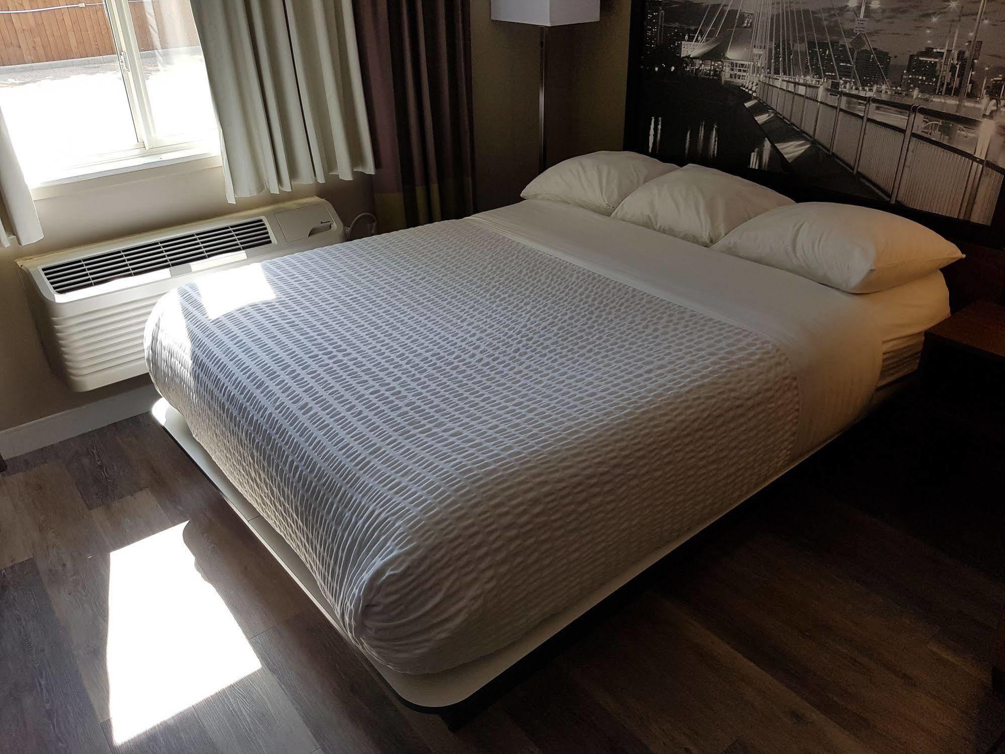 Super 8 By Wyndham Winnipeg West Bagian luar foto