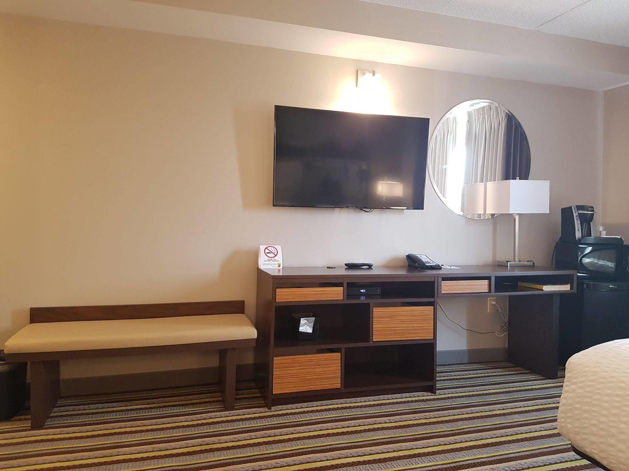 Super 8 By Wyndham Winnipeg West Bagian luar foto