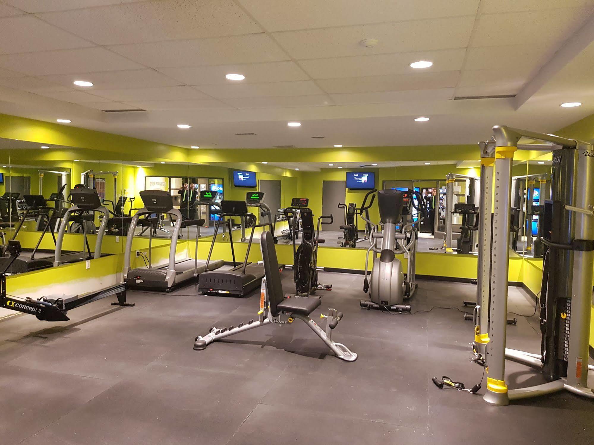 Super 8 By Wyndham Winnipeg West Bagian luar foto